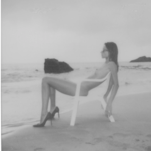 Polaroid chaise blanc coubré