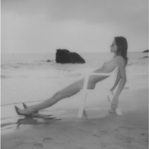 Polaroid chaise blanc droite